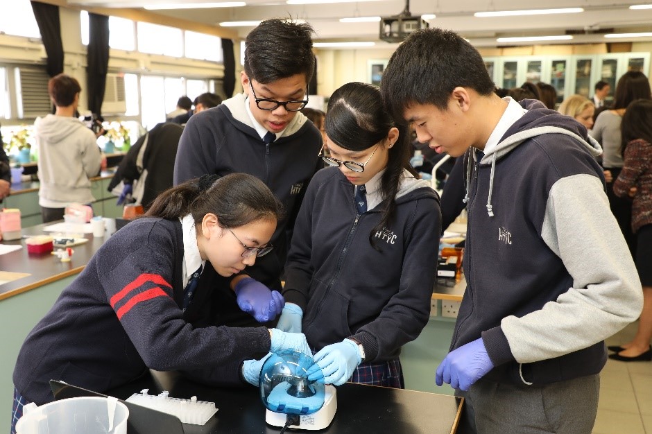 Form 6 students from Y.W.C.A. Hioe Tjo Yoeng College (基督教女青年會丘佐榮中學) use a centrifuge as part of the Amgen Biotech Experience.